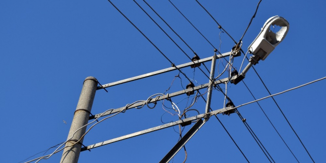 Şehir magandaları elektrik direklerini hedef tahtasına çevirdi