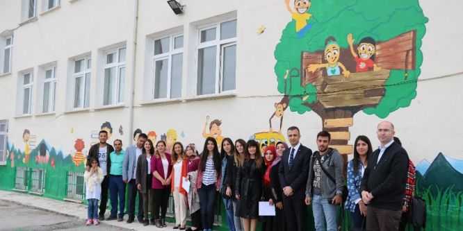 Tasarım öğrencileri köy okulunu renklendirdi