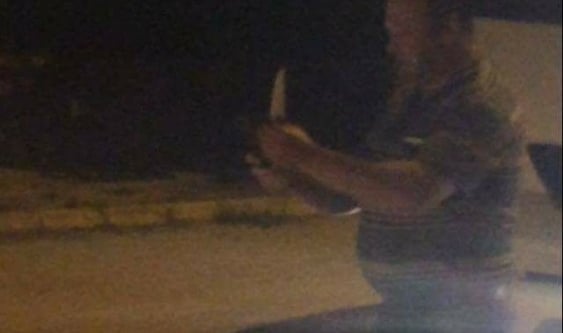 Önce elektrik tellerini kopardı ardından bıçak çekti