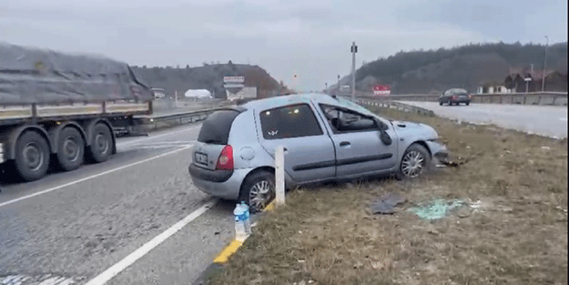 D100 karayolunda bariyerlere çarpan otomobildeki 2 kişi yaralandı