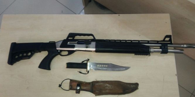 Şüpheli otomobilde silah ve bıçak bulundu