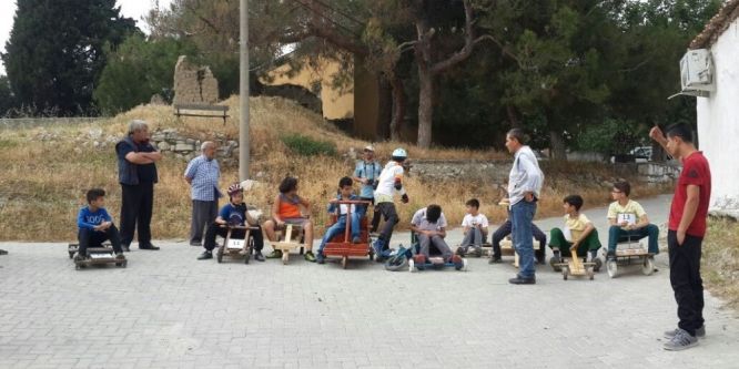 Öğrenciler kendi yaptıkları tahta arabalarla yarıştı