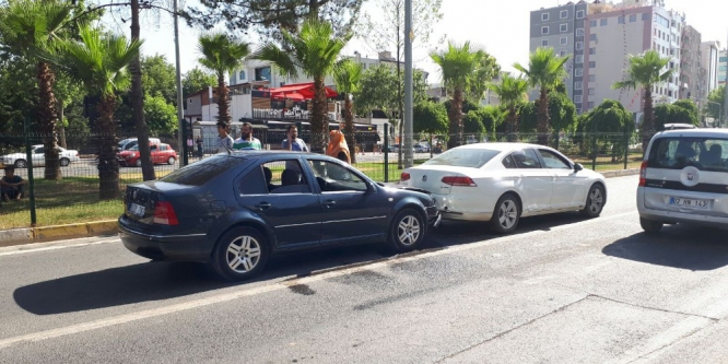 Adıyaman’da iki otomobil çarpıştı