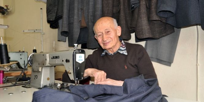 Bıkmadan usanmadan 66 yıldır aynı işi yapıyor