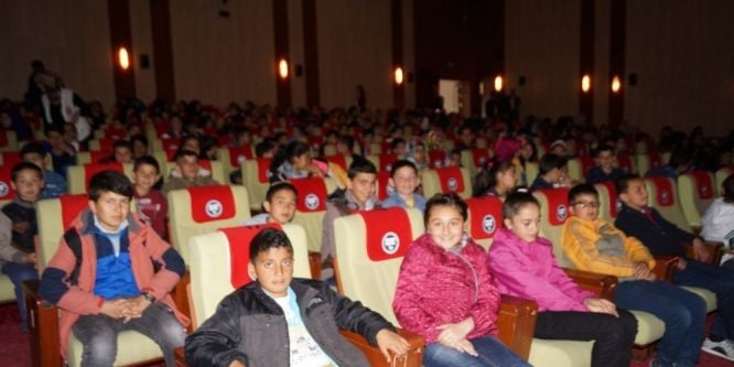 Minik yürekler ilk kez tiyatro ile buluştu