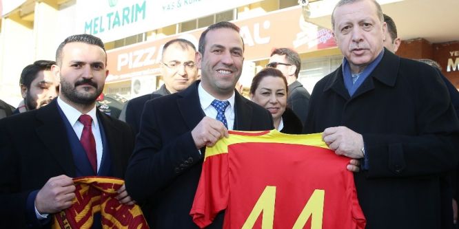 Cumhurbaşkanı Erdoğan’a forma hediye edildi