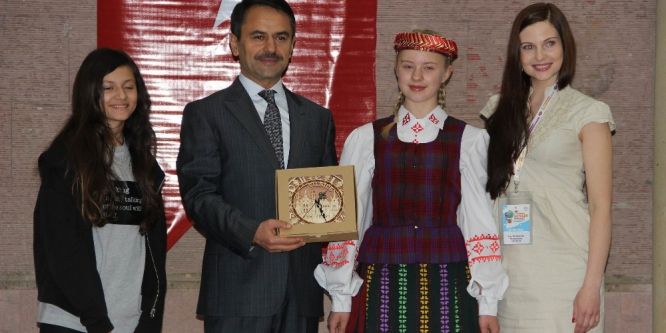 Vali Aktaş dünya çocuklarını kabul etti