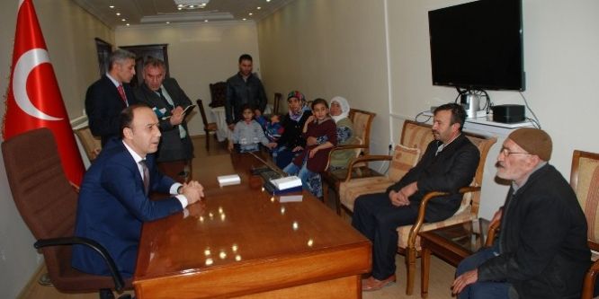 Vali vatandaşların sorunlarını dinledi