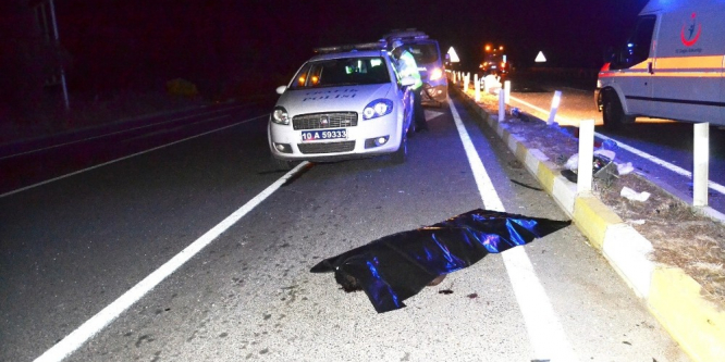 Yolcu otobüsü otomobili ikiye böldü: 2 ölü