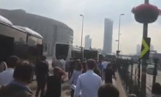Metrobüs arızalanınca vatandaş yaya kaldı