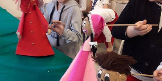 Minikler atık malzemelere kuklalarla hayat verdi