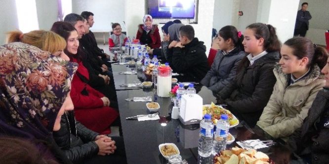 TEOG sınavında başarılı olan öğrencilere ödül verildi