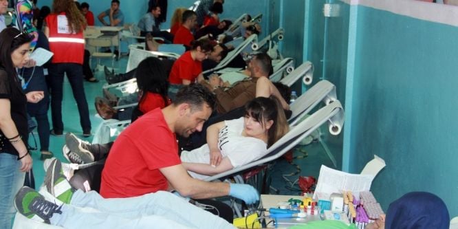 Kan vermek için kuyruk oldular