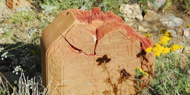 Başkale’deki tarihi eserler onarılmayı bekliyor