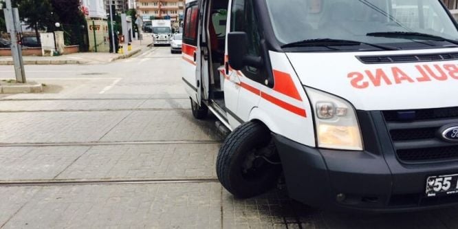 Seyir halindeki ambulansın tekerleği çıktı