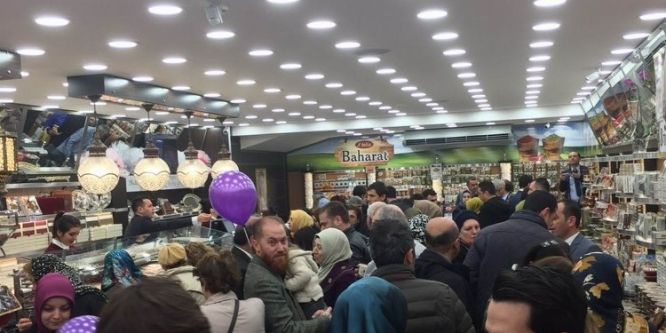 Kuruyemiş mağazası açılışında izdiham yaşandı