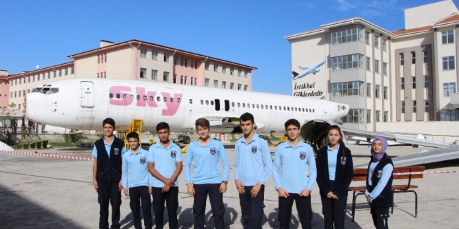 Öğrenciler dev uçağı karşılarında görünce şoke oldu