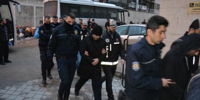 Fizik dersinde FETÖ propagandası yapan öğretmen adliyeye gönderildi