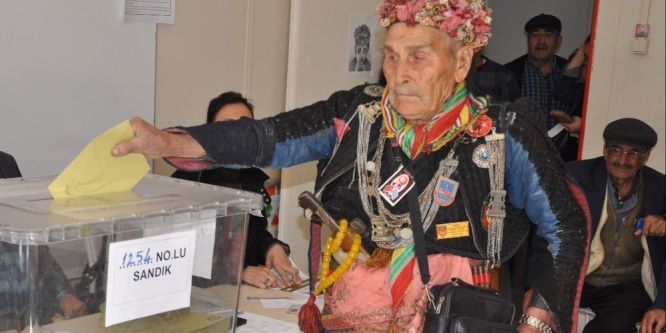 85’lik Kıbrıs gazisi oyunu efe kıyafetiyle kutladı