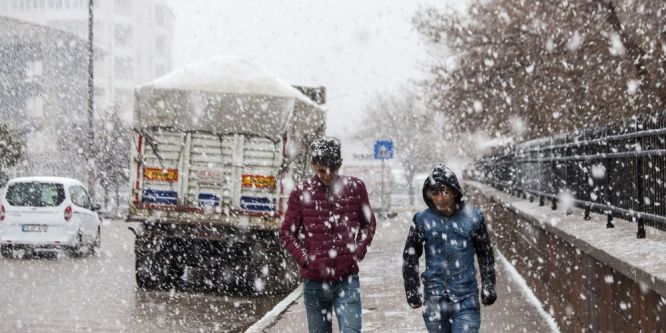 Ahlat’ta kar yağışı başladı