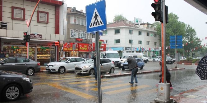 Aniden bastıran yağmur hayatı olumsuz etkiledi