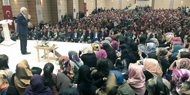 Hatipoğlu: Dini programlar, trilyonluk dizileri ezip geçti