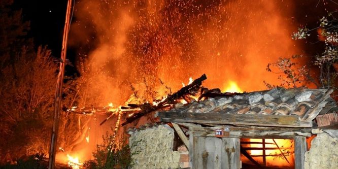 Akaryakıt istasyonu yanında çıkan yangın paniğe yol açtı