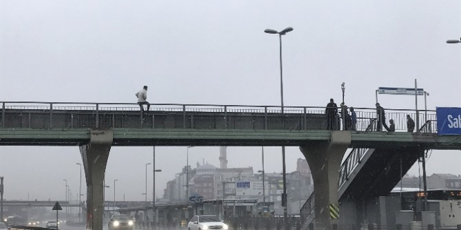 Üst geçitte intihara kalkışan genci polis böyle kurtardı