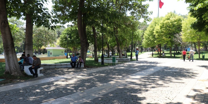 Sıcaklıkta bunalan vatandaşlar parklara akın etti
