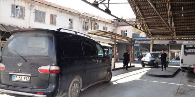 Minibüs durağının park olarak kullanılmasına tepki