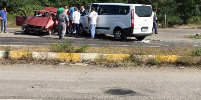 Minibüs ile otomobil birbirine girdi: 2 yaralı