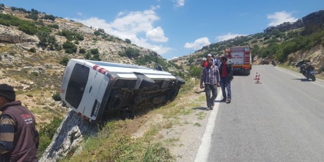Minibüs, kaya parçası sayesinde uçuruma yuvarlanmaktan kurtuldu