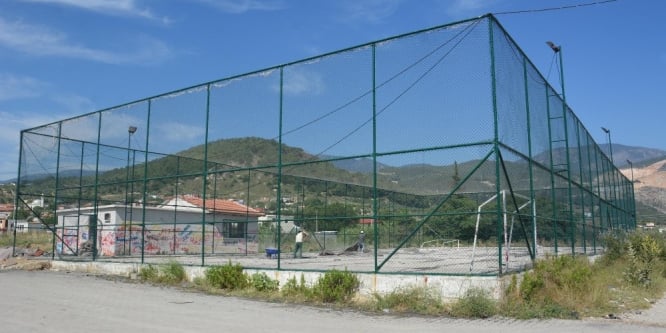 Atıl durumdaki belediyeye ait halı saha yenileniyor
