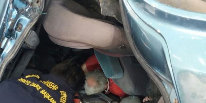 Araçta sıkışan sürücü itfaiye ekiplerince kurtarıldı