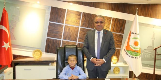 Büyükşehir koltuğunu minik başkan devraldı