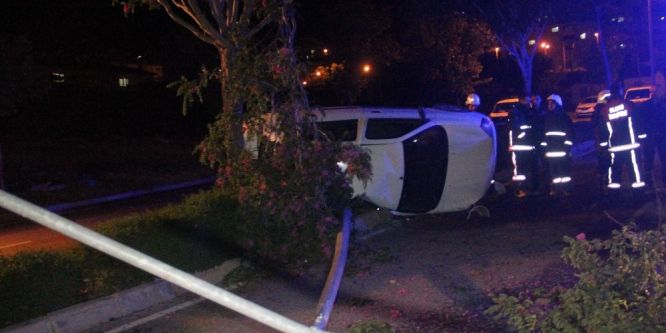 Refüje çıkan otomobil direği devirdi: 4 yaralı