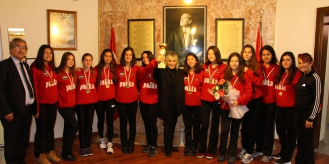 Marmarisli kızlar Ege şampiyonu oldu