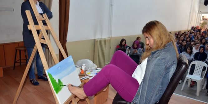 Ayaklarıyla resim çizerek 32 sergi açtı