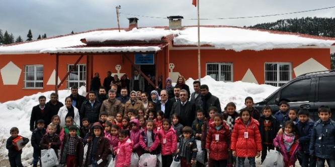 Öğrencilere giyecek yardımı