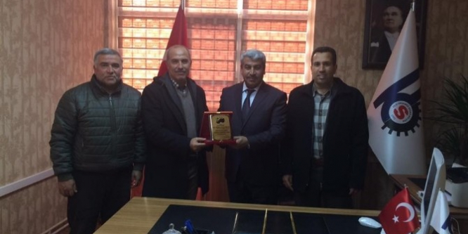 Mehmet Ali Eryılmaz’a plaket