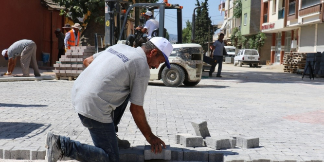 Yunusemre’de kilit parke taşı çalışmaları sürüyor