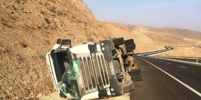 Pancar yüklü kamyon devrildi