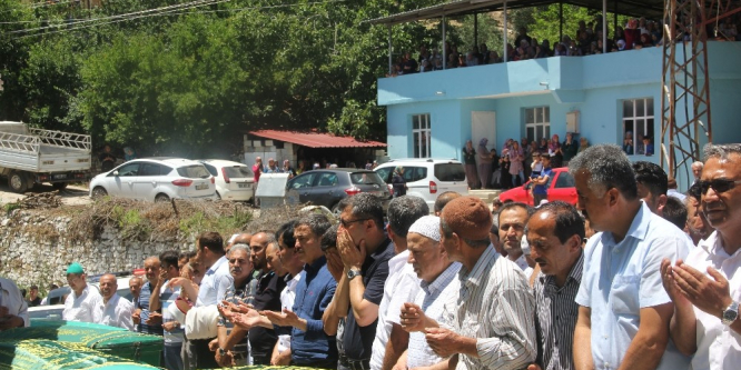 Kazada hayatını kaybeden 4 kişi toprağa verildi