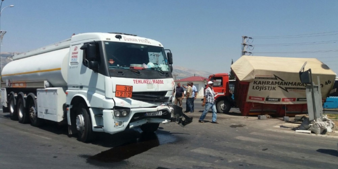Tankerle kamyonet çarpıştı: 2 yaralı