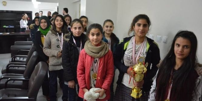 Şampiyon kızlardan kaymakama ziyaret