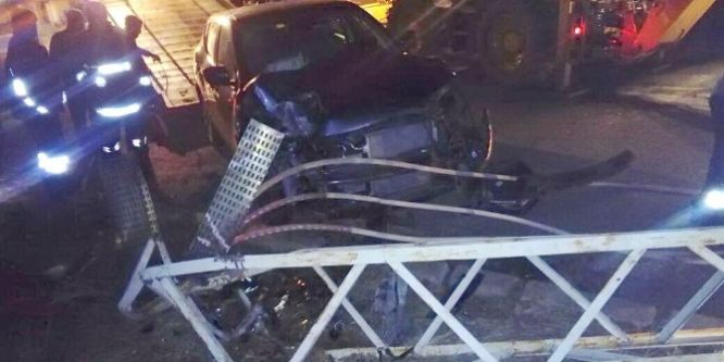 Otomobil elektrik direğine çarptı