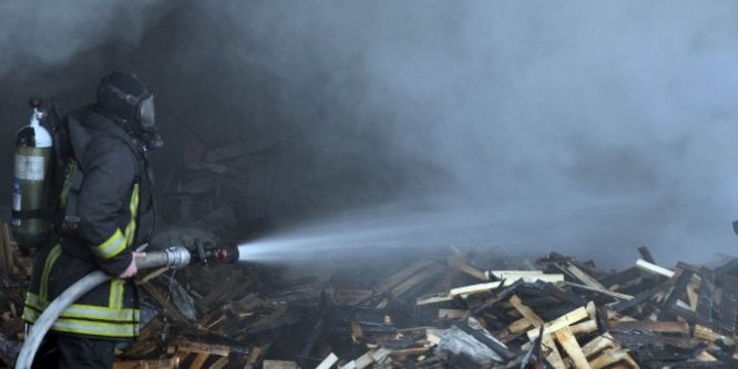 Demir doğrama atölyesinde yangın çıktı