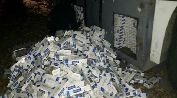 Tırın yakıt deposundan 3 bin paket kaçak sigara çıktı