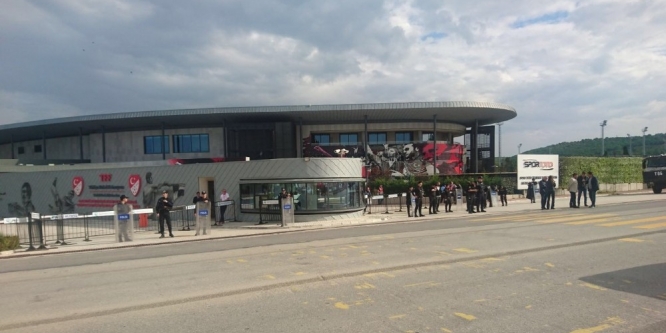 Fenerbahçe taraftarlar, Demirören’i istifaya davet etti