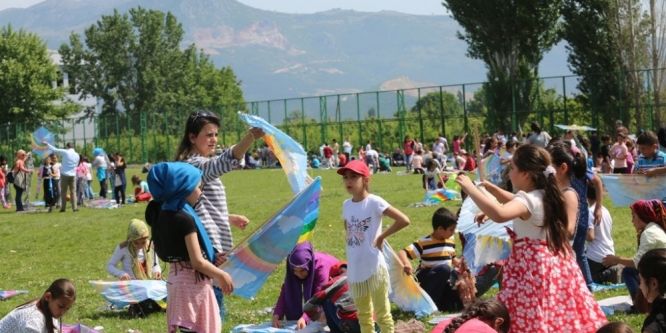 Gürsulu çocukların uçurtma coşkusu